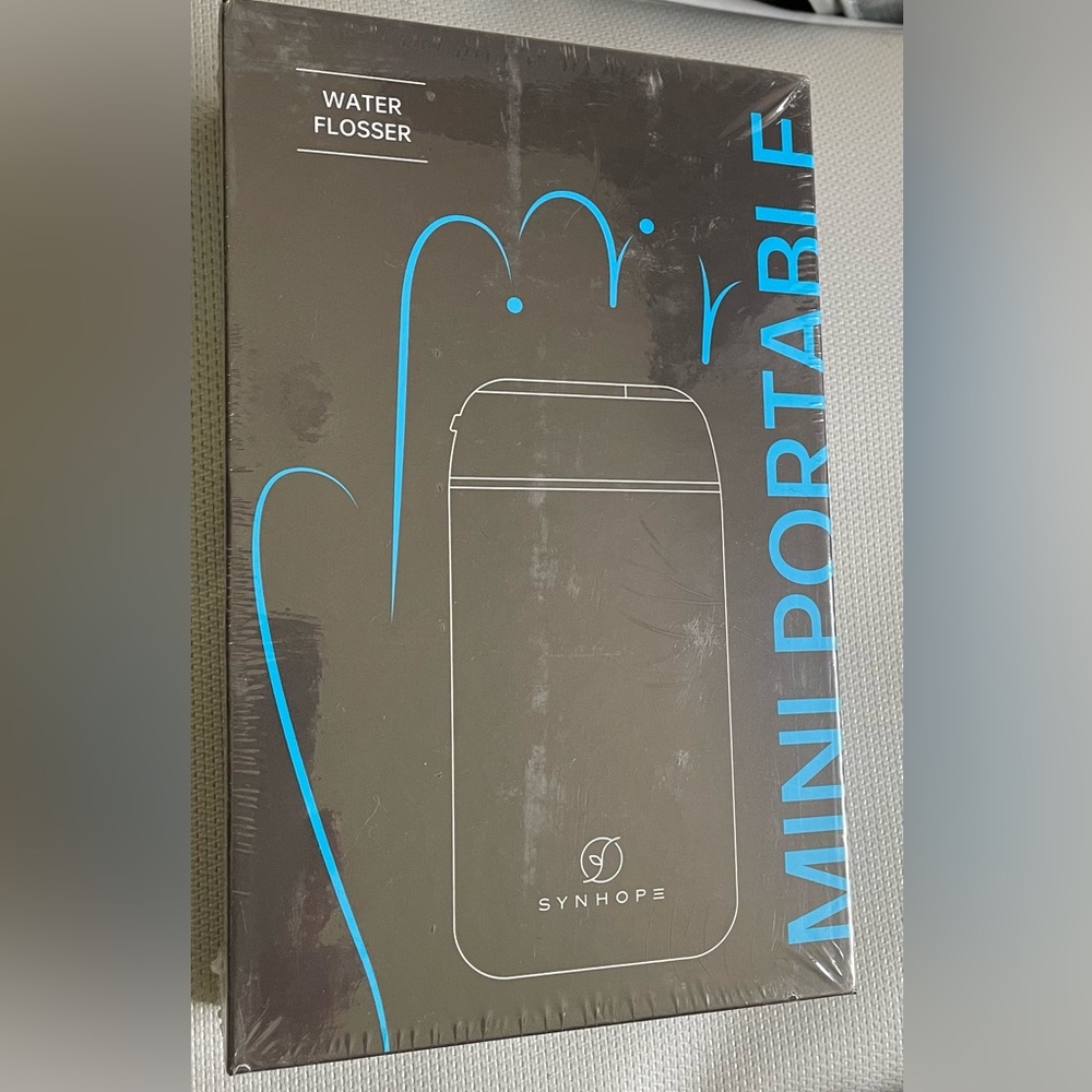 Mini portable water flosser